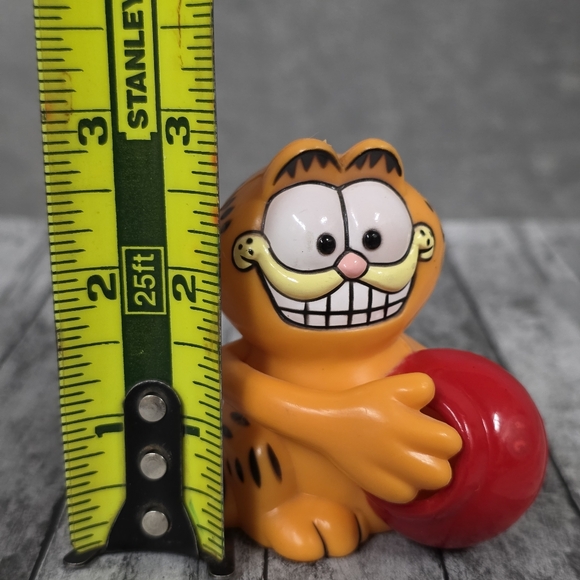 Garfield Holding a Red Pot with Moving Hand | Plastic Collectible Toy Figure - Picture 7 of 7